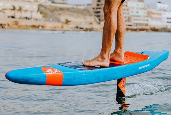 Kan en mindre wingfoilbräda fungera bättre i lättvind än en större?