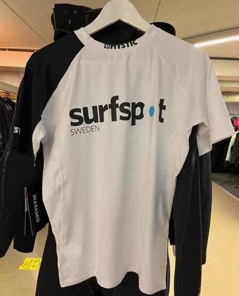 Mystic Event S/S Rashvest Vit med tryck i gruppen Våtdräktsprodukter / Underställ och rashguards / Rashguard / Rashguard dam hos Surfspot Sweden AB (35001-240169-100-T)