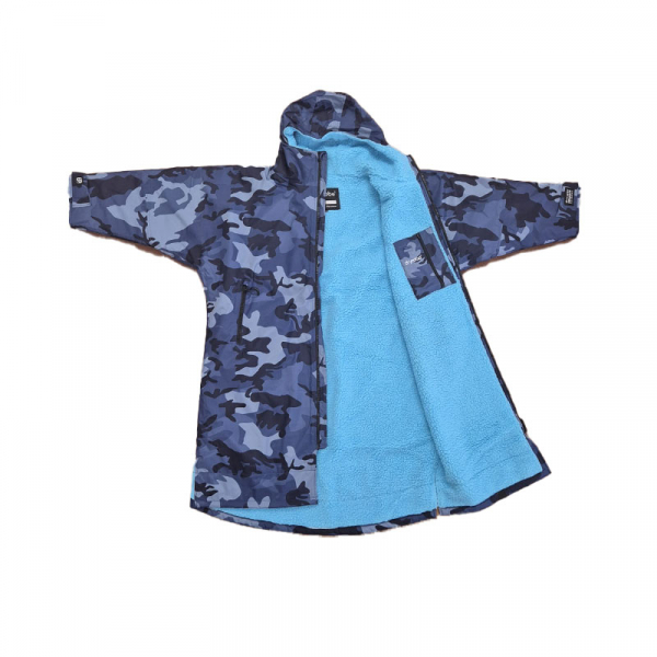 Dryrobe Advance long sleeve blue camo/blue (Kids 9-14) i gruppen Våtdräktsprodukter / Våtdräktstillbehör / Poncho och handdukar hos Surfspot Sweden AB (KSLSDABB)