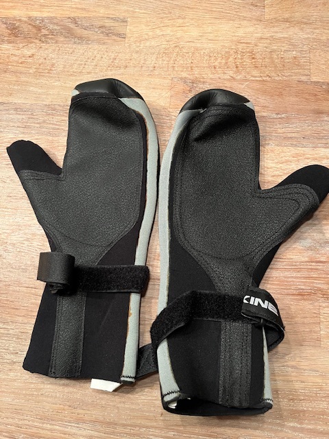 Dakine Cold Water Mitts Large (B-sortering) i gruppen Våtdräktsprodukter / Våtdräktstillbehör / Våtdräktshandskar hos Surfspot Sweden AB (dakcwl-L-B)